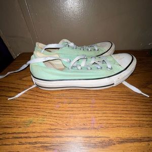 Teal converses. Could use an magic eraser on the white parts! Size 6